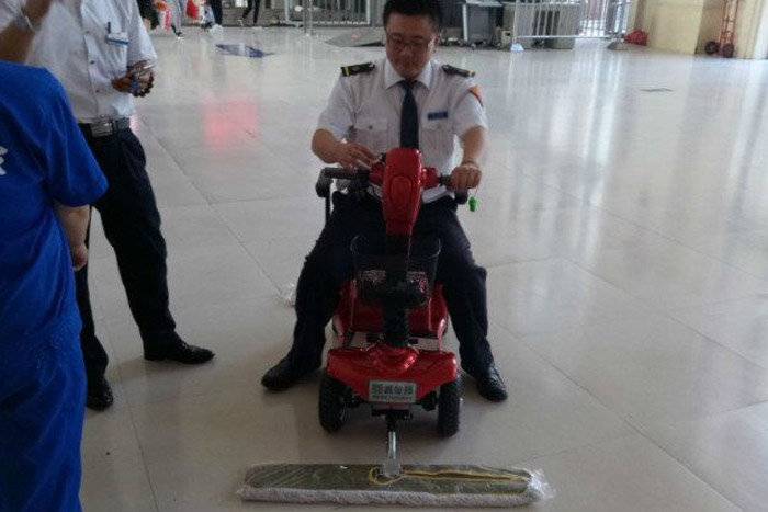 辦公樓商場(chǎng)四輪電動(dòng)塵推車101